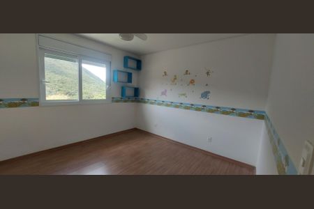 Casa de condomínio à venda com 323m², 4 quartos e 6 vagas Casa de condomínio à venda com 323m², 4 quartos e 6 vagasQuarto