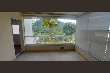 Casa de condomínio à venda com 323m², 4 quartos e 6 vagas Casa de condomínio à venda com 323m², 4 quartos e 6 vagasVaranda