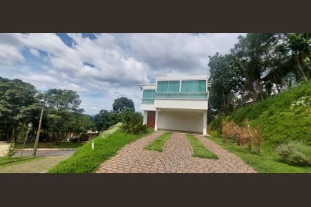 Casa de condomínio à venda com 323m², 4 quartos e 6 vagas Casa de condomínio à venda com 323m², 4 quartos e 6 vagasÁrea externa