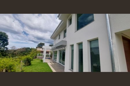 Casa de condomínio à venda com 323m², 4 quartos e 6 vagas Casa de condomínio à venda com 323m², 4 quartos e 6 vagasÁrea externa