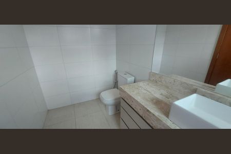 Casa de condomínio à venda com 323m², 4 quartos e 6 vagas Casa de condomínio à venda com 323m², 4 quartos e 6 vagasBanheiro