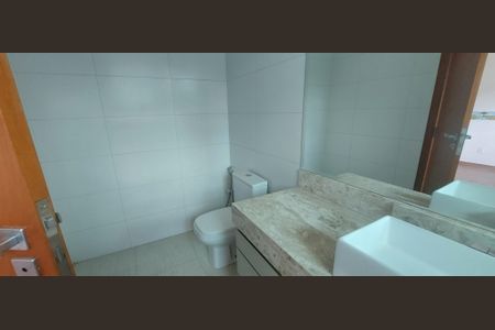 Casa de condomínio à venda com 323m², 4 quartos e 6 vagas Casa de condomínio à venda com 323m², 4 quartos e 6 vagasBanheiro