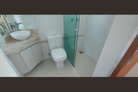 Casa de condomínio à venda com 323m², 4 quartos e 6 vagas Casa de condomínio à venda com 323m², 4 quartos e 6 vagasBanheiro