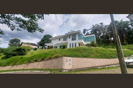 Casa de condomínio à venda com 323m², 4 quartos e 6 vagas Casa de condomínio à venda com 323m², 4 quartos e 6 vagasÁrea externa