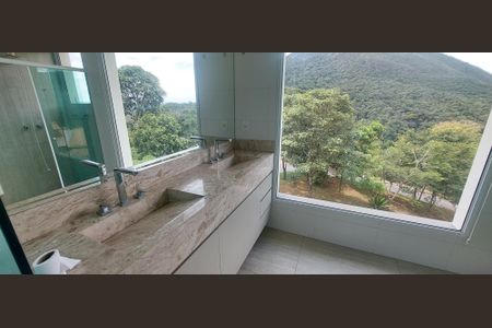 Casa de condomínio à venda com 323m², 4 quartos e 6 vagas Casa de condomínio à venda com 323m², 4 quartos e 6 vagasBanheiro
