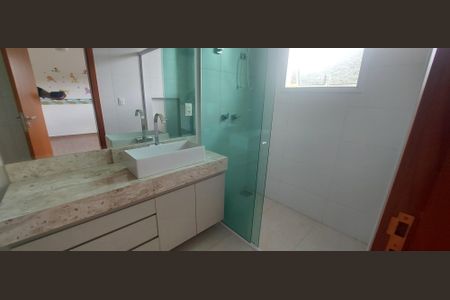 Casa de condomínio à venda com 323m², 4 quartos e 6 vagas Casa de condomínio à venda com 323m², 4 quartos e 6 vagasBanheiro