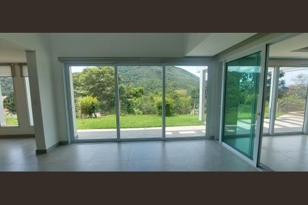 Casa de condomínio à venda com 323m², 4 quartos e 6 vagas Casa de condomínio à venda com 323m², 4 quartos e 6 vagasSala