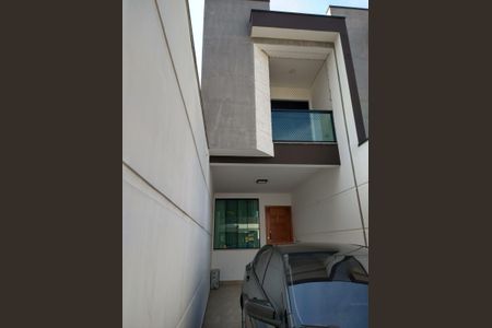 Casa à venda com 127m², 3 quartos e 2 vagasFachada