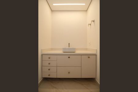 Apartamento para alugar com 215m², 4 quartos e 3 vagas Apartamento para alugar com 215m², 4 quartos e 3 vagasBanheiro da Suíte 2