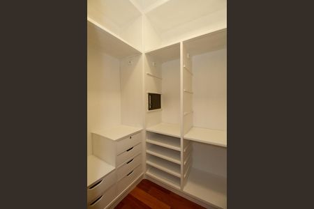 Apartamento para alugar com 215m², 4 quartos e 3 vagas Apartamento para alugar com 215m², 4 quartos e 3 vagasRoupeiro