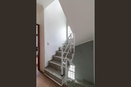 Casa de condomínio à venda com 182m², 3 quartos e 2 vagasEscadas