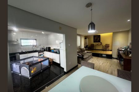 Sala de casa à venda com 3 quartos, 206m² em Serrano, Belo Horizonte