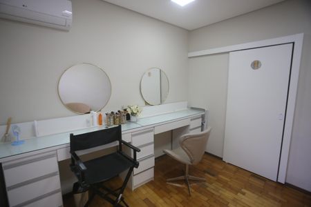 Casa à venda com 360m², 4 quartos e 2 vagasSuite