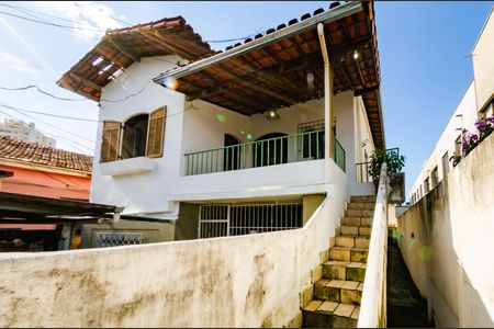 Casa à venda com 360m², 4 quartos e 2 vagas Casa à venda com 360m², 4 quartos e 2 vagasFachada