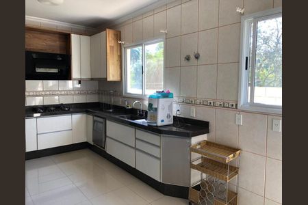 Casa de condomínio à venda com 402m², 4 quartos e 1 vaga