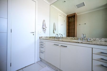 Apartamento à venda com 222m², 4 quartos e 4 vagasBanheiro Suíte  4