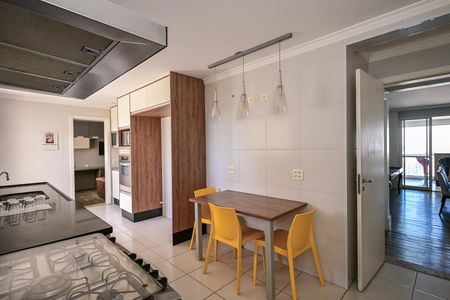 Apartamento à venda com 222m², 4 quartos e 4 vagasCozinha
