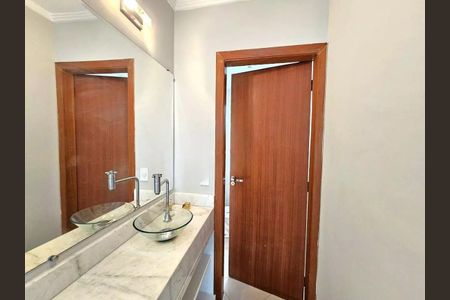 Banheiro de casa de condomínio para alugar com 4 quartos, 400m² em Pousada dos Bandeirantes, Carapicuíba