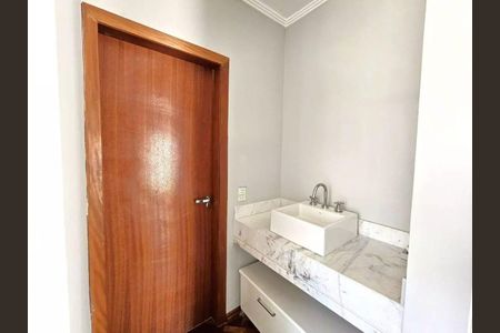 Banheiro de casa de condomínio para alugar com 4 quartos, 400m² em Pousada dos Bandeirantes, Carapicuíba