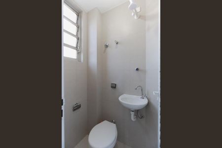 Apartamento à venda com 110m², 2 quartos e sem vaga Apartamento à venda com 110m², 2 quartos e sem vagaBanheiro de serviço