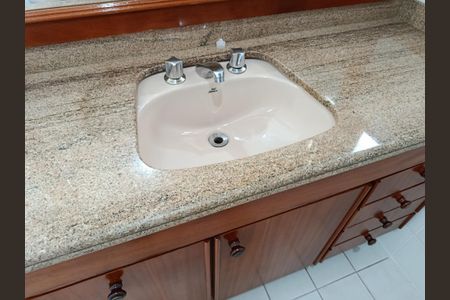 Apartamento à venda com 217m², 4 quartos e 3 vagasBanheiro social