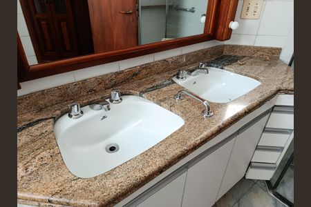 Apartamento à venda com 217m², 4 quartos e 3 vagasBanheiro da Suíte