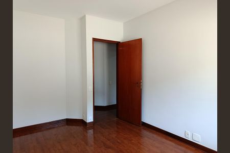 Apartamento à venda com 217m², 4 quartos e 3 vagasQuarto 2