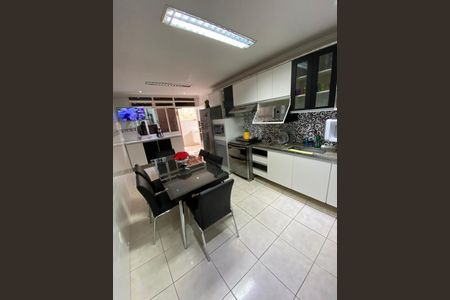 Casa à venda com 360m², 4 quartos e 2 vagasCozinha