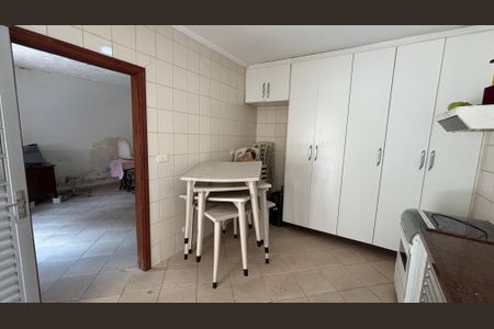 Casa para alugar com 238m², 2 quartos e 2 vagas Casa para alugar com 238m², 2 quartos e 2 vagasEdícula - Cozinha
