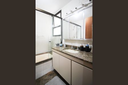 Apartamento à venda com 135m², 3 quartos e 2 vagasBanheiro da Suíte