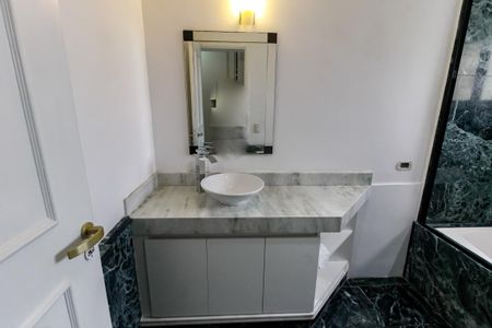 Apartamento para alugar com 213m², 3 quartos e 3 vagas Apartamento para alugar com 213m², 3 quartos e 3 vagasBanheiro da Suíte 2