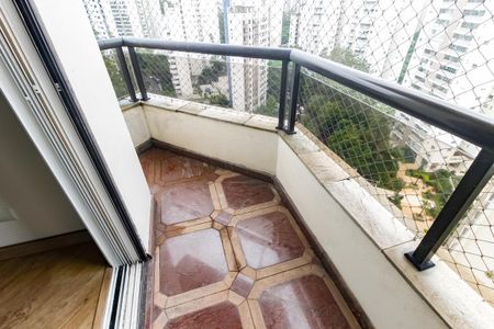 Apartamento para alugar com 213m², 3 quartos e 3 vagas Apartamento para alugar com 213m², 3 quartos e 3 vagasVaranda - Suíte 2