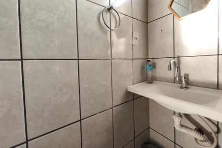 Banheiro de kitnet/studio para alugar com 1 quarto, 40m² em Vila Lemos, Campinas