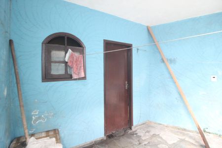 Casa à venda com 125m², 5 quartos e 2 vagasFundos da casa / banheiro de serviço