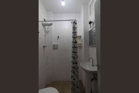 Banheiro de kitnet/studio para alugar com 1 quarto, 27m² em Água Branca, São Paulo