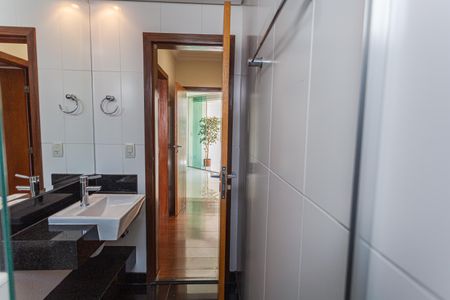 Apartamento à venda com 107m², 3 quartos e 4 vagas Apartamento à venda com 107m², 3 quartos e 4 vagasBanheiro Social