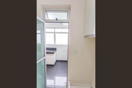 Apartamento à venda com 107m², 3 quartos e 4 vagas Apartamento à venda com 107m², 3 quartos e 4 vagasQuarto de Serviço