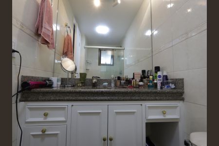 Apartamento à venda com 246m², 4 quartos e 4 vagasBanheiro da Suíte 2