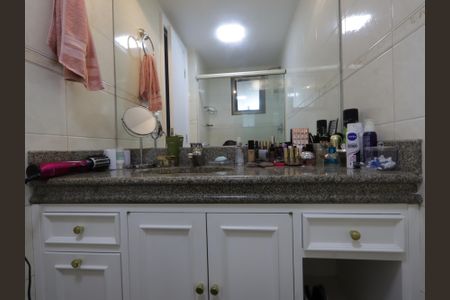 Apartamento à venda com 246m², 4 quartos e 4 vagasBanheiro da Suíte 2