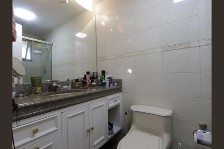 Apartamento à venda com 246m², 4 quartos e 4 vagasBanheiro da Suíte 2