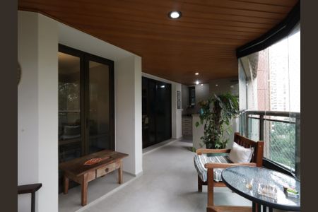 Apartamento à venda com 246m², 4 quartos e 4 vagasVaranda da Sala