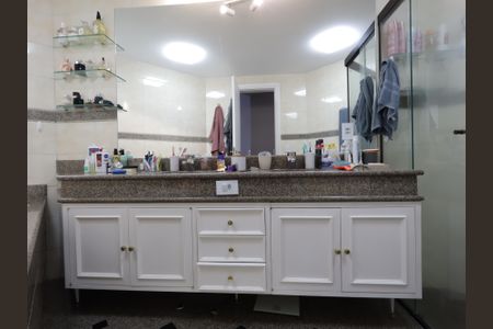 Apartamento à venda com 246m², 4 quartos e 4 vagasBanheiro da Suíte 1