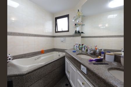 Apartamento à venda com 246m², 4 quartos e 4 vagasBanheiro da Suíte 1