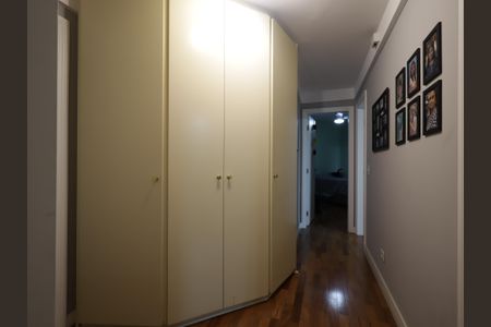 Apartamento à venda com 246m², 4 quartos e 4 vagasCorredor dos quartos