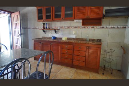 Casa à venda com 180m², 4 quartos e 4 vagas Casa à venda com 180m², 4 quartos e 4 vagasCozinha