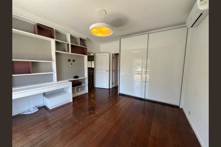 Casa de condomínio à venda com 565m², 4 quartos e 3 vagasSuíte 1