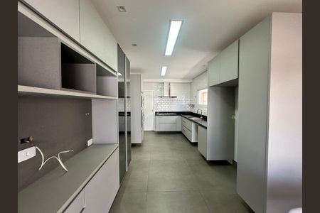 Casa de condomínio à venda com 565m², 4 quartos e 3 vagasCozinha