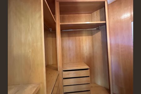 Casa de condomínio à venda com 565m², 4 quartos e 3 vagasCloset da suíte 2