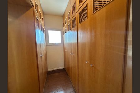 Casa de condomínio à venda com 565m², 4 quartos e 3 vagasCloset da suíte 1