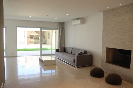 Casa de condomínio à venda com 565m², 4 quartos e 3 vagasSala